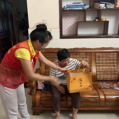 凤翔街道洗马桥社区党员志愿者服务队开展“花好月圆·情暖中秋”探访活动