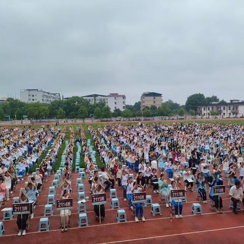 励志讲座进校园 莘莘学子受鼓舞