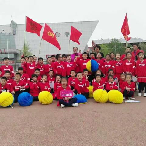 湖畔小学运动会，一年级八班展雄威