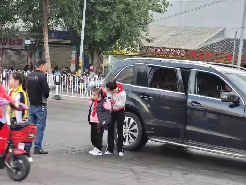 简篇-家校携手,让校园更有爱——琼山二小举行优秀家长志愿者表彰活动