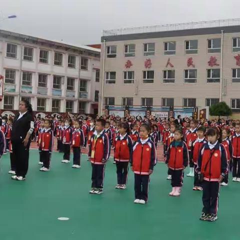 东关小学2023年 “学习二十大 争做好队 员”一年级新队员入队仪式