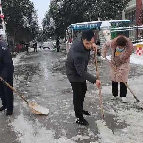 鹤淇小区物业全员除雪