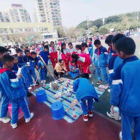 在实践中尝试，在快乐中成长    ——麓谷小学科技节跳蚤市场•96班