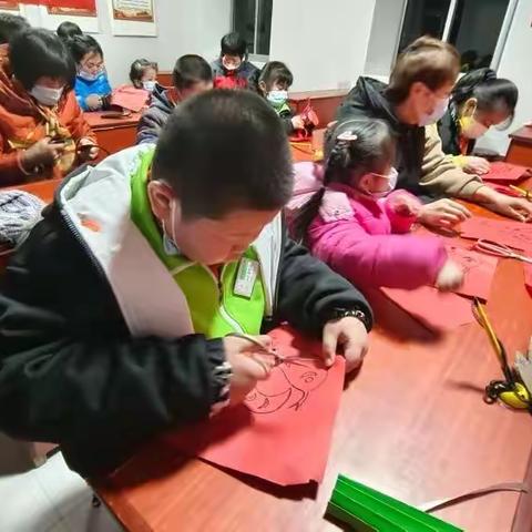 南鲁集镇在前李楼村复兴少年宫开展山东手造-剪纸活动。