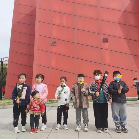毓秀路小学一年级四班飞跃队，在这个清明我们怀着沉重的心情来到了烈士陵园