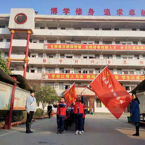 记实验学校203班参加全市学雷锋志愿服务之爱心义卖