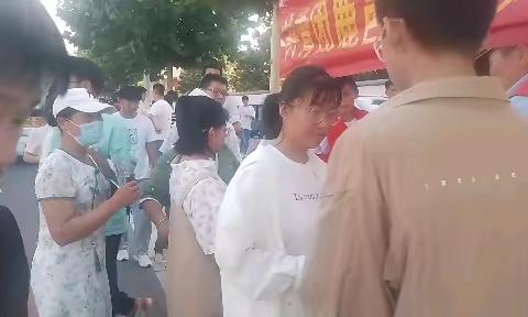 鹿邑县让爱回家志愿者服务队参加爱心高考志愿服务，为鹿邑县学子助力加油