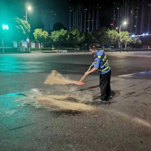 夜间突发油污路面，城管及时出手消除安全隐患