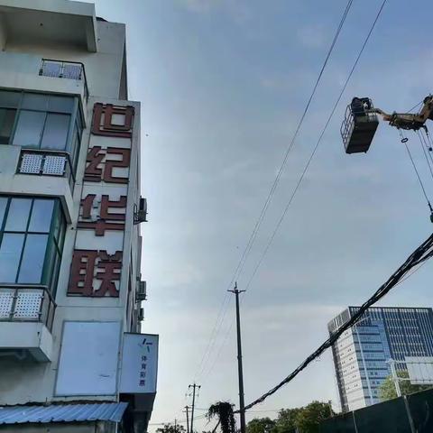 靓化城管环境，查处违规“一店多招”