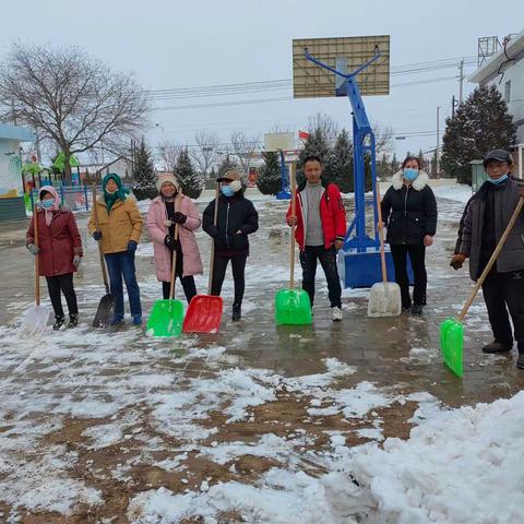 家校联动清积雪，真情温暖满校园（中原乡田站小学）