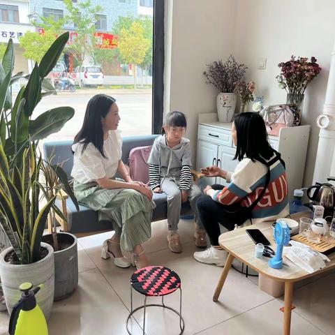 爱在家访中生长 情在家访中浸润——记大姚县金龙明德小学 三年级组春季学期家访活动