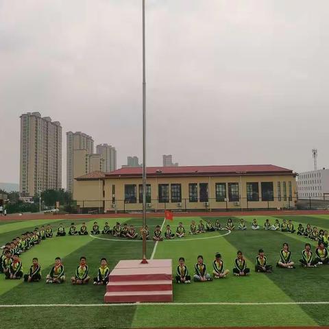 “春夏秋冬，见证六载时光；日月更迭，满园茁壮成长”