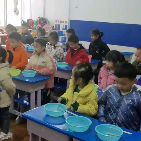 幼儿自理能力比赛正在准备中