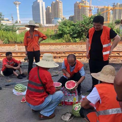 九江线路车间线路设备“防暑”    作业人员防暑二手抓