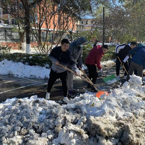 学校门口的扫雪场景 为学生返校保驾护航