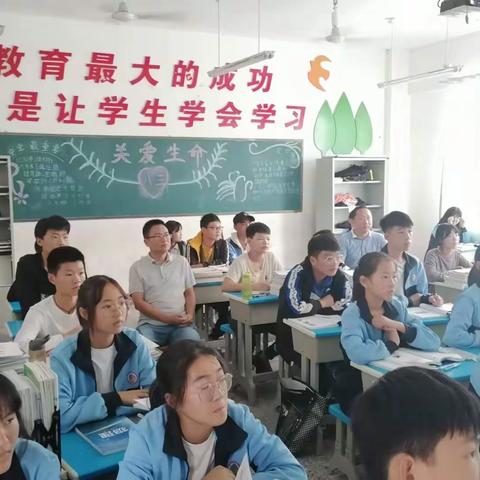 王鲁镇中心中学组织师生观看《厉害了，我的国》