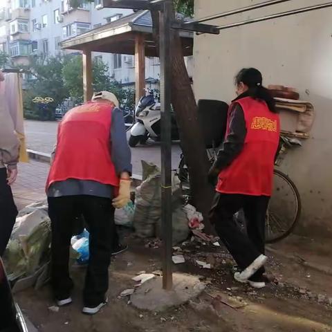 万莲街道松泉社区开展“全民齐参与，城市更美丽”清洁志愿服务活动