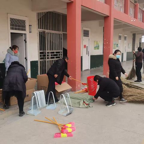 全体教师齐上阵，打扫卫生迎开学———周营镇中心小学