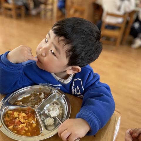 宣城市第一幼儿园活教育系列之《吃饭这件“小”事》小一班