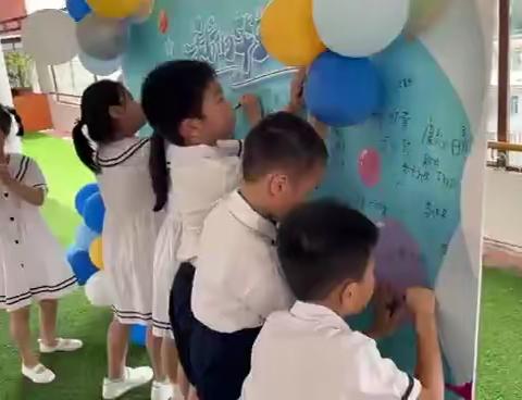 “我幼儿园毕业啦！”