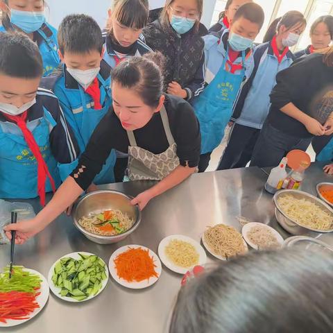 内蒙古临河区第三小学六（6）班胡蝶烹饪课