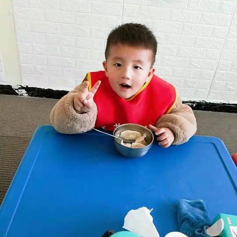 雅宝幼儿园告诉你：在园自己会吃饭，在家却要父母追？咋整