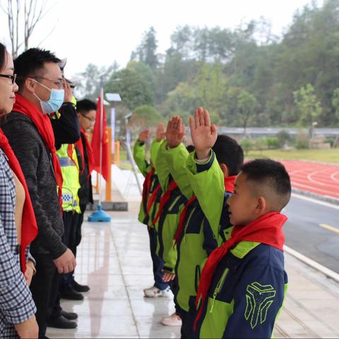 “红领巾心向党  寻找先锋人物”主题队会活动