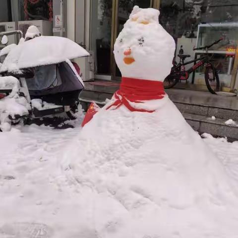 光山支行积极践行“铲雪破冰暖人心”的志愿活动