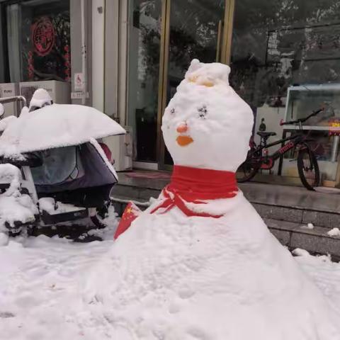 光山支行积极践行“铲雪破冰暖人心”的志愿活动