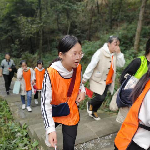 “路在脚下，志在我心，超越自我，绽放青春”——记七年级2班登山活动。