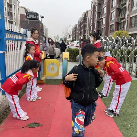 普睿迪礼仪幼儿园大五班4 月份第4 周生活记录篇