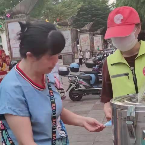 美兰爱心小屋明珠站开展控烟和禁塑宣传活动