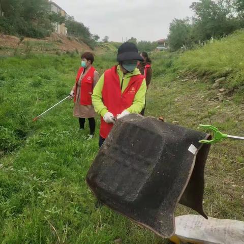 护河爱水 清洁家园 —朱兰街道银龙社区巾帼志愿者在行动