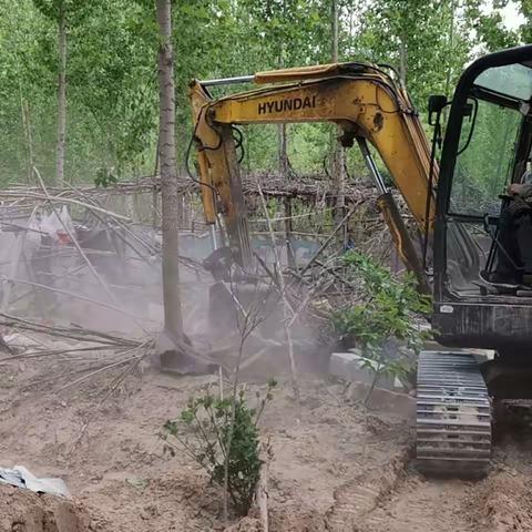 清理黄河滩区违章建筑垃圾，保护黄河生态环境