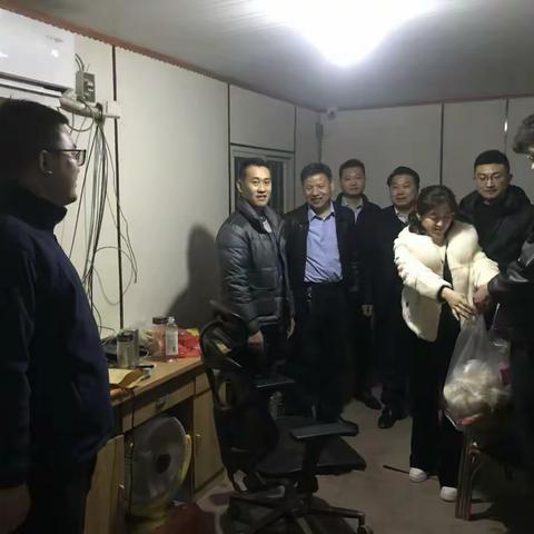 市矿产业发展中心筹备组、金埔矿业公司领导看望慰问春节值班工作人员