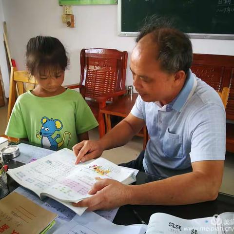 初心向党旗，匠心育桃李——记优秀党员教师莫伟新