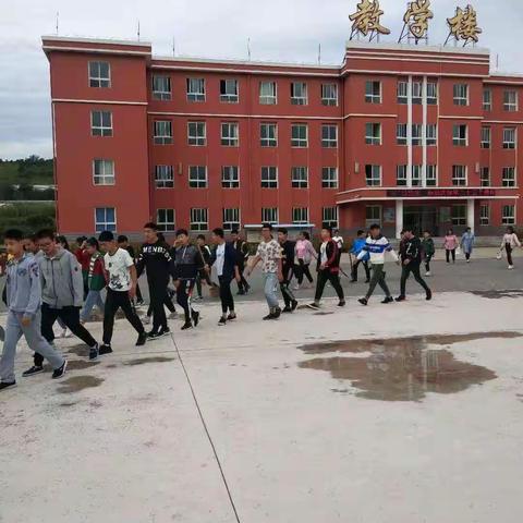 齐心协力除杂草，努力营造美校园——大王杖子中学美化校园周边环境社会实践活动纪实