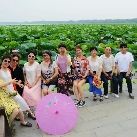 奉天草根歌坛部分歌友走访调兵山陈光福民间艺术团掠影