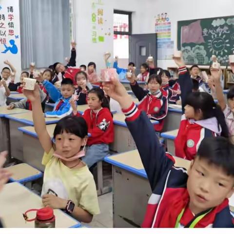 家长进课堂，巧手做蛋糕——二小四（2）班“家长进课堂”系列活动