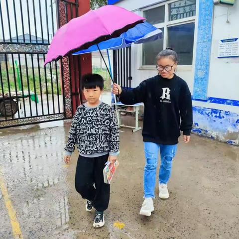 雨后校园，温暖倾泻~小西堡总校义井堡小学雨中记实