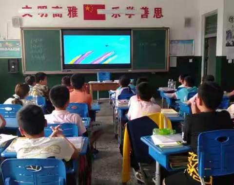 唐马镇杨辛庄小学组织学生观看《厉害了，我的国！》