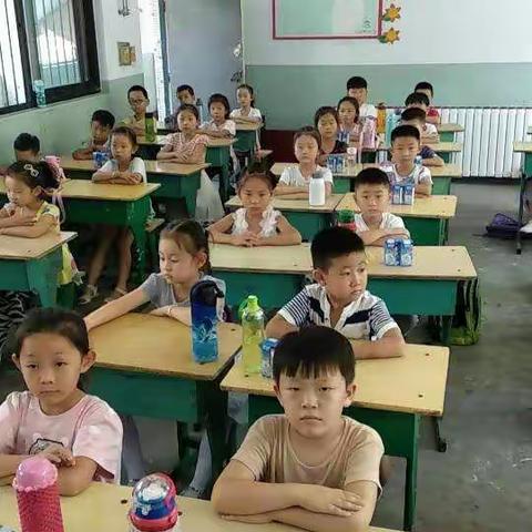 钢城小学一五班开学第一天，孩子们好棒哦！