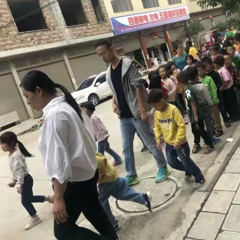 兴义市猪场坪乡中心幼儿园到田湾小学进行科学幼小衔接交流参观活动