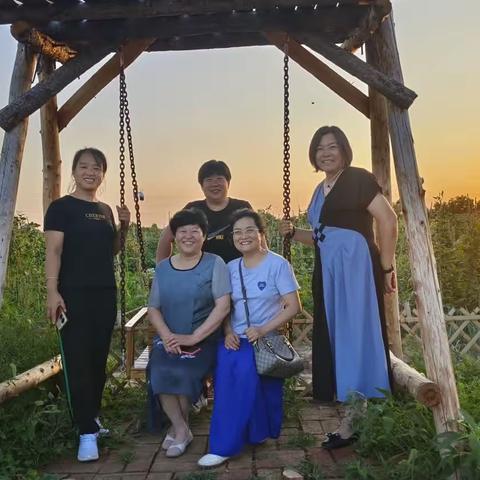 落日余晖，映红影人，祥富菜园