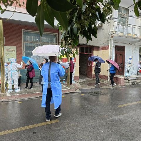 雨中坚守   齐心战“疫”