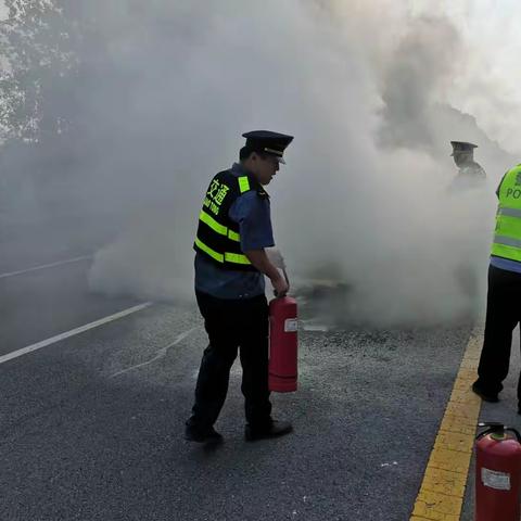 南林高速货车起火、安阳东服务区出动道路清扫车扑灭