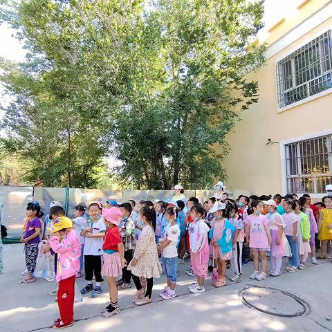 『幼小衔接』走进小学 快乐体验---二二二团幼儿园大班幼儿参观小学活动