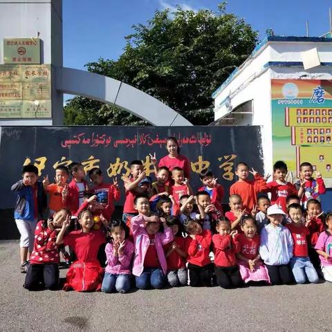 蓝天幼儿园的孩子们走进小学，快乐体验。