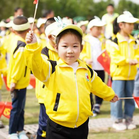 大手牵小手，一起趣春游——火炬小学幼儿园大二班精彩集锦。