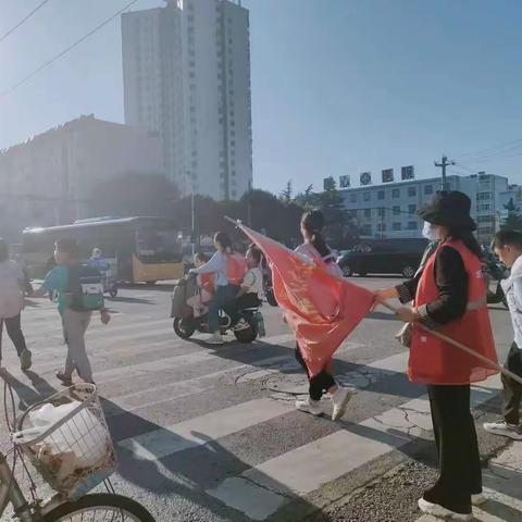 “用心护学，为爱站岗”——不论风吹雨打，不管日沉星起。我们用爱心守护，只为你们的平安成长